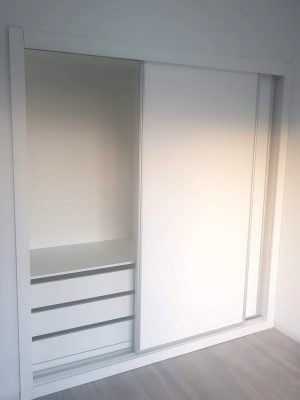 Roupeiro com Portas de Correr Brancas